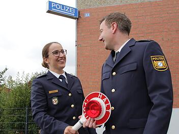 Symbolische Übergabe: Christiane Lederer verlässt Höchstadt als Polizeichefin. Ihr Nachfolger ist Stefan Hehn.  Foto: Christian Bauriedel