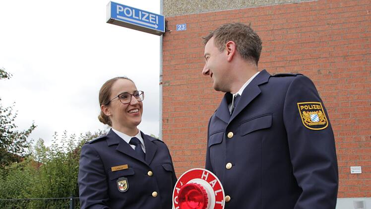 Symbolische Übergabe: Christiane Lederer verlässt Höchstadt als Polizeichefin. Ihr Nachfolger ist Stefan Hehn.  Foto: Christian Bauriedel