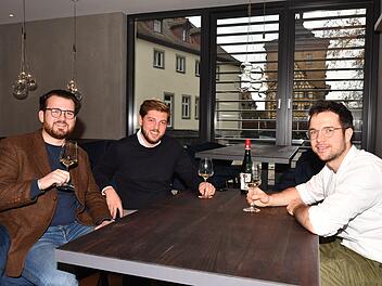 Freuen sich auf die Eröffnung ihres Restaurants (von links): die Geschäftsführer  Maximilian Beughold und  Raffaele Colonna sowie Küchenchef Andreas Pickel   Foto: Ronald Rinklef