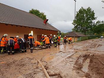 Spektakulär war der Einsatz beim Erdrutsch nach einem Starkregen. Betroffen war das Sportheim der TSVgg Hausen. Foto: Bernd Czelustek