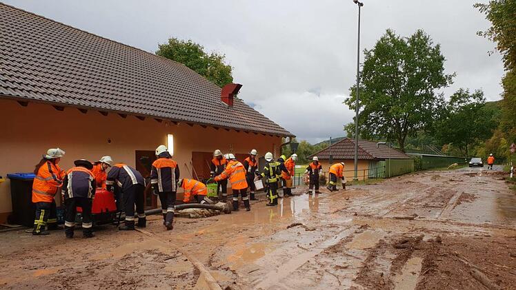 Spektakulär war der Einsatz beim Erdrutsch nach einem Starkregen. Betroffen war das Sportheim der TSVgg Hausen. Foto: Bernd Czelustek