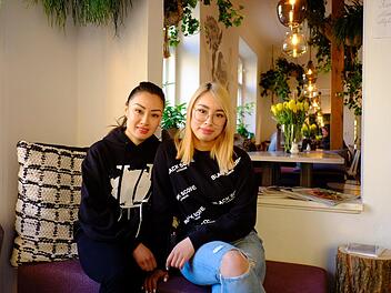 Die beiden Schwestern Linh und Thanh haben sich kurzerhand einen Traum erfüllt: Sie eröffneten Anfang des Jahres ihr eigenes Café in Nürnberg: das Café Flora. Geboten werden vietnamesische Speisen und Getränke. Foto: Nikolas Pelke
