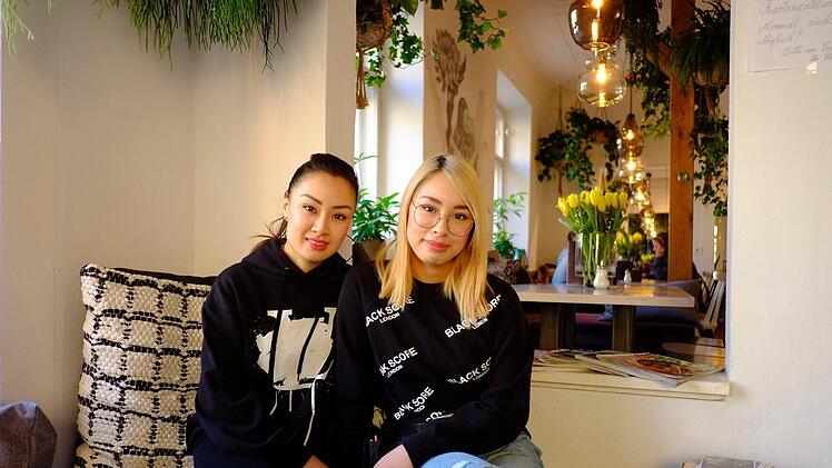 Die beiden Schwestern Linh und Thanh haben sich kurzerhand einen Traum erfüllt: Sie eröffneten Anfang des Jahres ihr eigenes Café in Nürnberg: das Café Flora. Geboten werden vietnamesische Speisen und Getränke. Foto: Nikolas Pelke