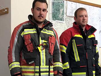 Die Feuerwehr Tschirn stellte zwei Modelle von Schutzanzügen dem Gemeinderat vor.  Michael Wunder