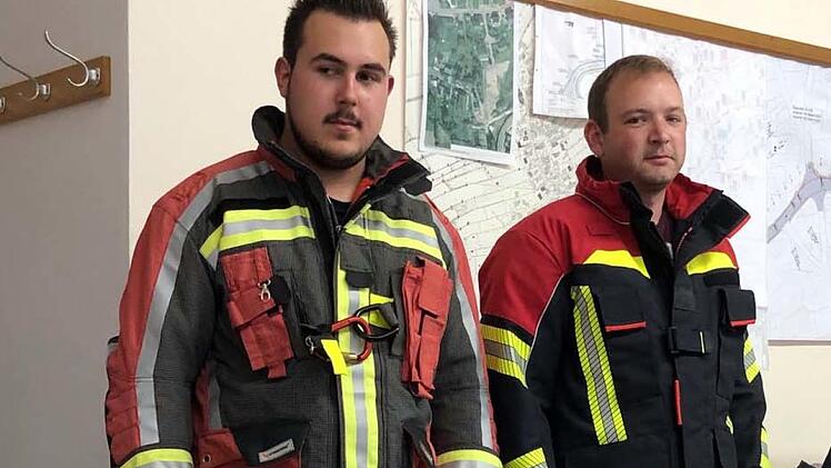 Die Feuerwehr Tschirn stellte zwei Modelle von Schutzanzügen dem Gemeinderat vor.  Michael Wunder