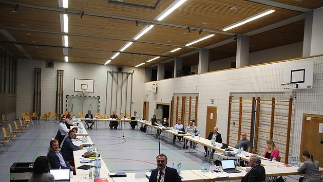 Die Turnhalle als Treffpunkt ermöglicht mehr Abstand als das Rathaus. Foto: Charlotte Wittnebel-Schmitz