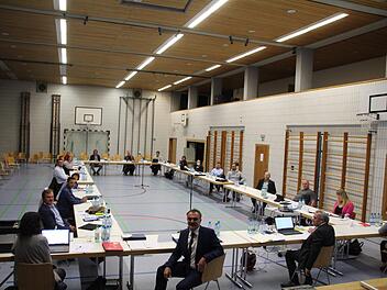 Die Turnhalle als Treffpunkt ermöglicht mehr Abstand als das Rathaus. Foto: Charlotte Wittnebel-Schmitz