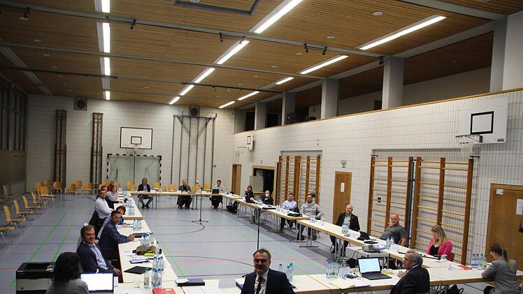 Die Turnhalle als Treffpunkt ermöglicht mehr Abstand als das Rathaus. Foto: Charlotte Wittnebel-Schmitz