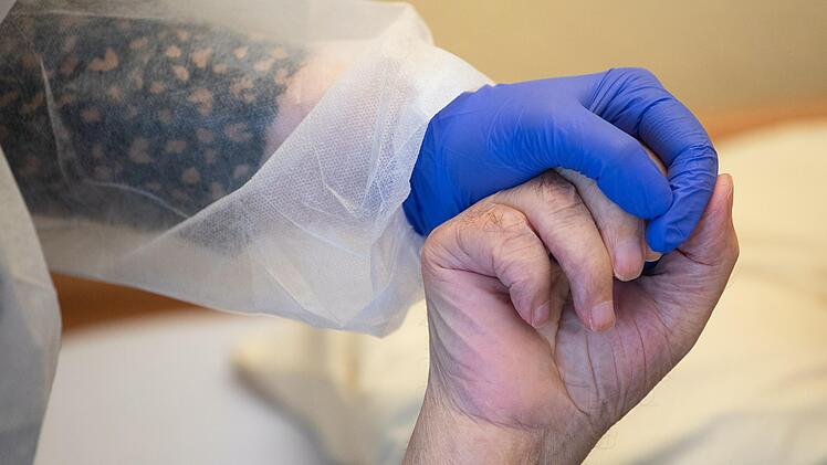 Wer an den Weihnachtsfeiertagen Familienangehörige oder Freunde im Krankenhaus besuchen möchte, muss sich auf strenge Zugangsregeln einstellen.