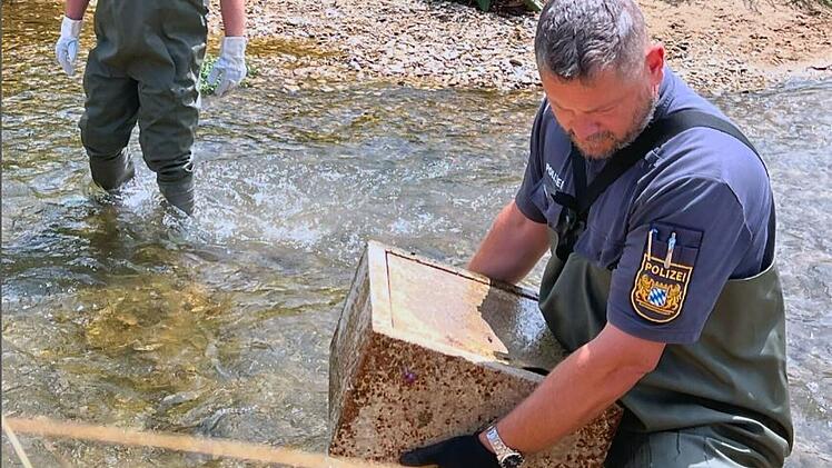 Schwimmer findet in Fluss in Forchheim Tresor - Spur führt zu Kriminalfall