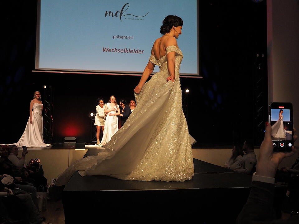 Inkl. Braut- und Festmodenschauen.