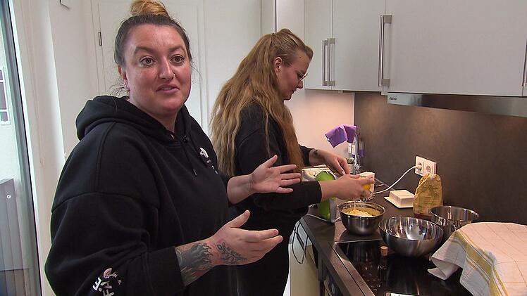 Kennen sich seit ihrer Schulzeit: Heute ist Sari Sassis Schnippelhilfe.