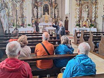 Willi Pecht ging auf die Kirchengeschichte und die kunsthistorischen Besonderheiten der Bramberger Kirche ein.