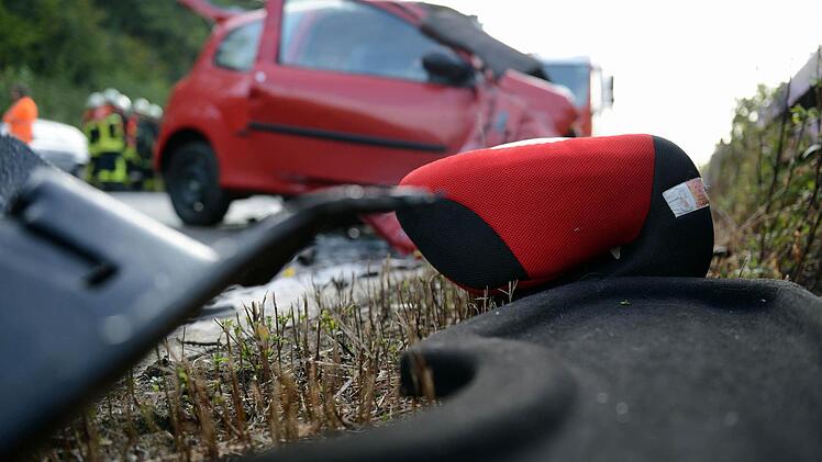 Der Kindersitz wurde auch aus dem Twingo geschleudert. Foto: Ronald Rinklef