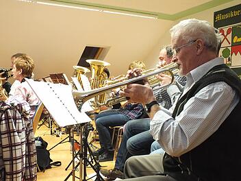 Erste Probe im neuen Übungsraum.  Fotos: Björn Hein