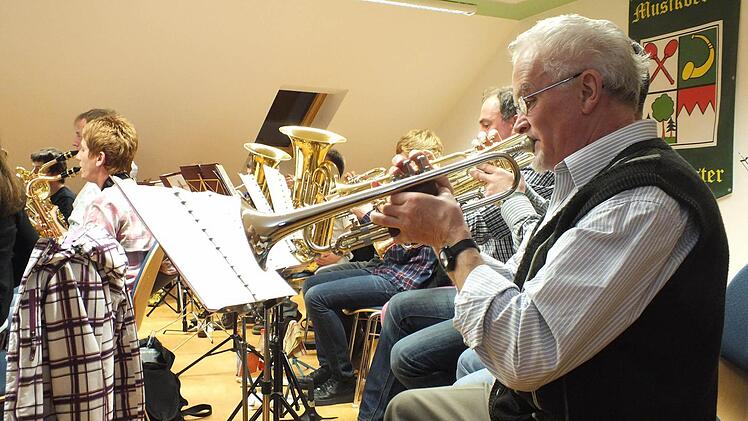 Erste Probe im neuen Übungsraum.  Fotos: Björn Hein