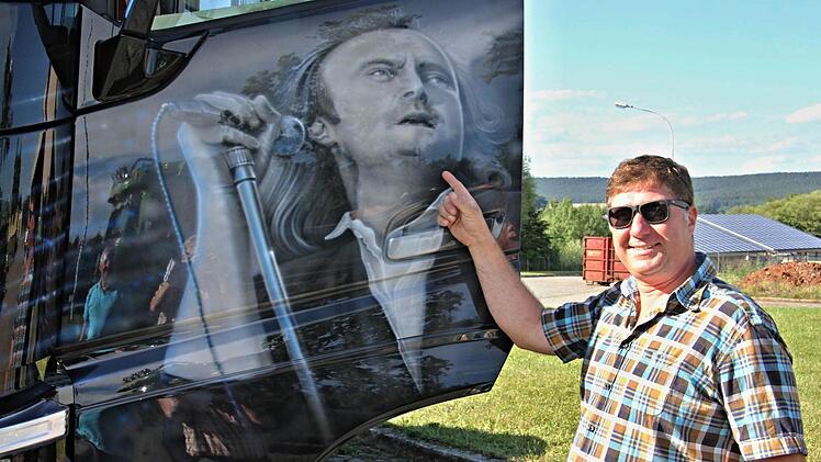 "Schau her, ich bin ein Fan von Phil Collins", sagt Sascha Fleischmann aus Küps bei Kronach, aus dessen Stereoanlage in der Kabine auch die Musik seines Lieblingskünstlers erklingt