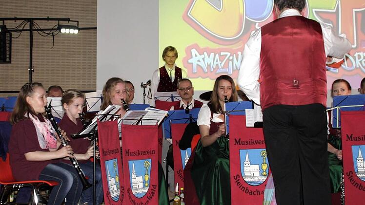 Unter der Leitung von Ewald Fehn spielte das Jugendblasorchester verschiedene Musikstücke aus bekannten Musicals. Foto: Simone Büttner