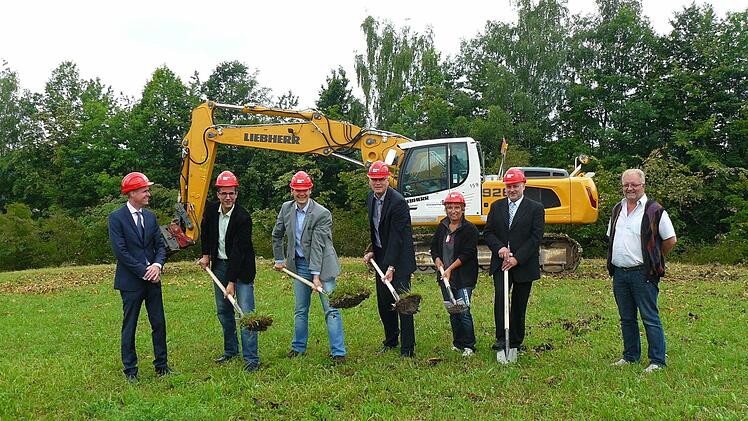 Der offizielle Spatenstich für den neuen Stadtsteinacher Rewe-Markt ist getan. Unser Bild zeigt (von links) Jens Struck vom Bauträger Trio-Bau aus Dortmund, VG-Geschäftsstellenleiter Florian Puff, Stadtsteinachs Bürgermeister Roland Wolfrum, Geschäftsführer Matthias Lambers von der Riedel-Bau aus Schweinfurt, Rewe-Partnerin Marion Müller, Rewe-Süd-Bauleiter Hubert Hellmuth und Bernhard Korkisch von der Stadtsteinacher Firma STK. Foto: Klaus-Peter Wulf