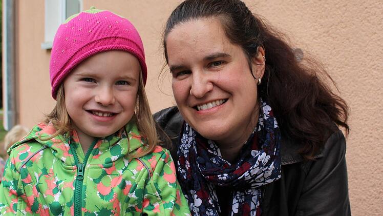 Barbara Schubert mit Tochter Leni (5) aus Bad Brückenau: "Nach Bad Kissingen ist die mir die Fahrzeit zu lange." Foto: Julia Raab
