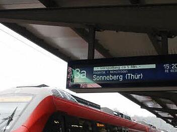 Anzeige am Coburger Bahnhof: Alle Züge von oder nach Lichtenfels haben derzeit Verspätung - manchmal über 20 Minuten.