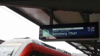 Anzeige am Coburger Bahnhof: Alle Züge von oder nach Lichtenfels haben derzeit Verspätung - manchmal über 20 Minuten.