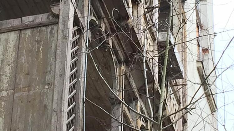Handlungsbedarf besteht beim historischen Holzbalkon über zwei Etagen an der Gebäuderückseite. Foto: Stephan Tiroch
