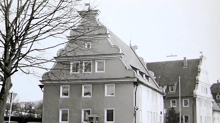 Eine undatierte Aufnahme des Postamts mit Bezirksstelle des Fernmeldeamts in Ebern. Der Strasser Kreisel war damals noch nicht gebaut. Das Geb&auml;ude beherbergt heute eine Bankfiliale, Krankenkassen-Gesch&auml;ftsstelle und (noch) den Verteilst&uuml;tzpunkt der Post. Foto: FT-Archiv