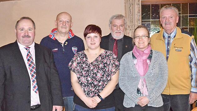 Vorsitzender Ralf Herbst (von links) mit den Geehrten Ingbert Bayer, Manuela S&ouml;llner, Gerhardt Thiem, der stellvertretenden Vorsitzenden der S&auml;ngergruppe Maintal Andrea Wilder und G&uuml;nter Gagel.  Foto: pr