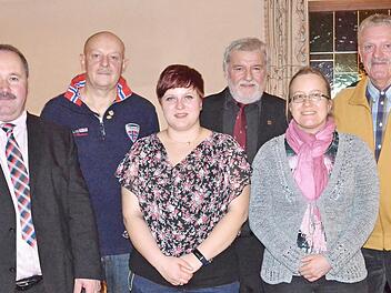 Vorsitzender Ralf Herbst (von links) mit den Geehrten Ingbert Bayer, Manuela Söllner, Gerhardt Thiem, der stellvertretenden Vorsitzenden der Sängergruppe Maintal Andrea Wilder und Günter Gagel.  Foto: pr