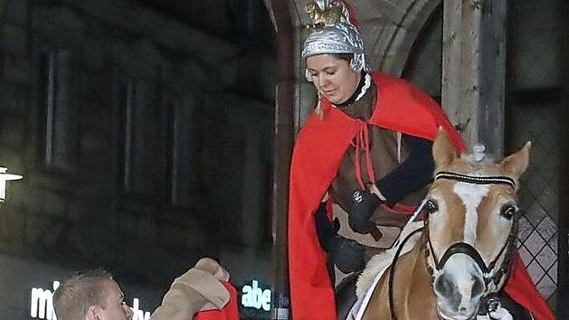 St. Martin teilt seinen Mantel mit einem Bettler. Foto: Archiv/Barbara Herbst