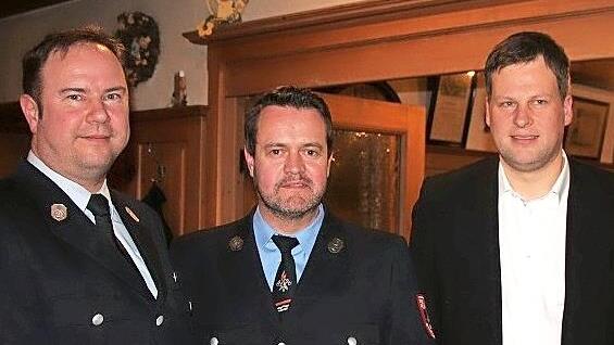 Für 25 Jahre Feuerwehrdienst ist von staatlicher Seite Johannes Leicht (Mitte) ausgezeichnet worden.