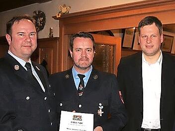 F&uuml;r 25 Jahre Feuerwehrdienst ist von staatlicher Seite Johannes Leicht (Mitte) ausgezeichnet worden.