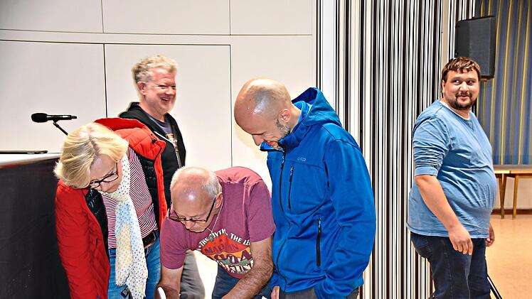Erste B&uuml;rger tragen sich in die Seminarliste ein. Uschi Prawitz