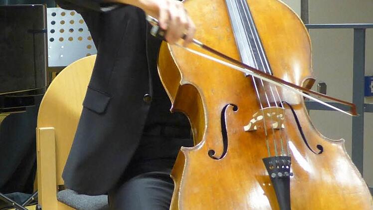 Jinho Hong aus Korea, Musikstudent im ersten Semester, scheint beim Musizieren mit Violoncello zu verschmelzen.