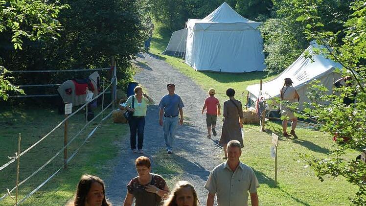 Tolle Kostüme, zünftige Klänge, alte Handwerkskunst und wirbelnde Tänze erlebte die sonst so beschaulich daliegende Ruine der Lauterburg am Wochenende beim Mittelalter-Spektakel. Foto: Rainer Lutz