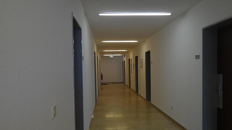 Bis zu 18 Menschen leben auf einem Flur zusammen. Sie teilen sich Küche und sanitäre Anlagen. Privatsphäre gibt es da wirklich nur auf den eigenen sieben Quadratmetern. Foto: Johanna Eckert