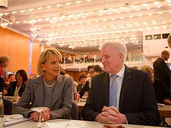 Star- beziehungsweise Ehrengäste: Usch Glas und Horst Seehofer waren am Freitag bei der Landeskonferenz der Frauenunion in Coburg zu Gast. Foto: Nicolas Armer/dpa
