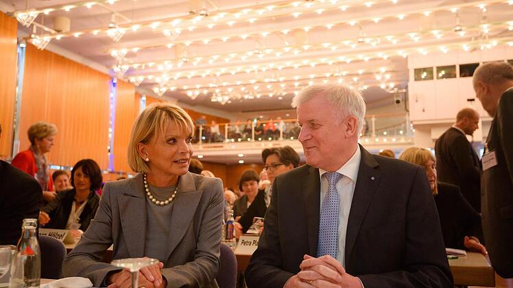 Star- beziehungsweise Ehrengäste: Usch Glas und Horst Seehofer waren am Freitag bei der Landeskonferenz der Frauenunion in Coburg zu Gast. Foto: Nicolas Armer/dpa