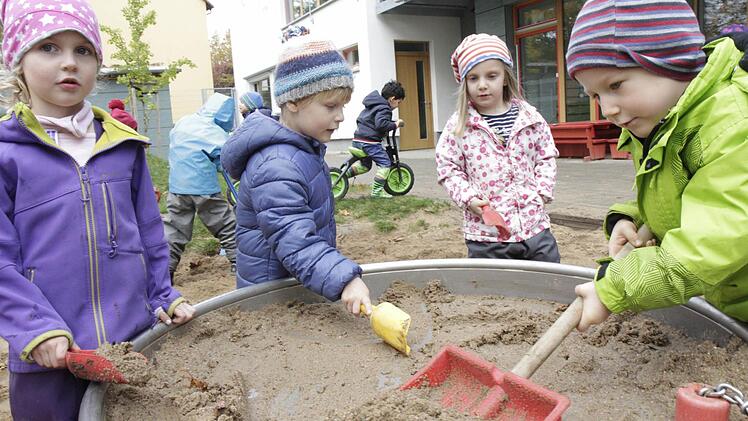 Lena, Nikolai, Julia und Jan (v.l.) spielen in der Siekids Schatzkiste in Forchheim im Freien.  Foto: Josef Hofbauer