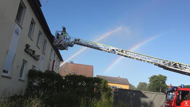 Die Feuerwehr sorgt ganz nebenbei für einen Regenbogen  Foto: Matthias Einwag