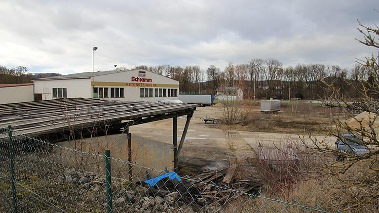 Auf dem Gelände in der Oberauer Straße stehen noch Reste des Betonsteinwerks. Fotos: Tobias Kindermann