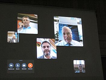 Per Videokonferenz luden die Bürgermeister Michael Karmann, Jochen Hack, Karl-Heinz Wagner (von links) Stadtnetz-Geschäftsführer Hans Jürgen Bengel zur Feier nach Pettstadt ein.  Foto: Werner Baier