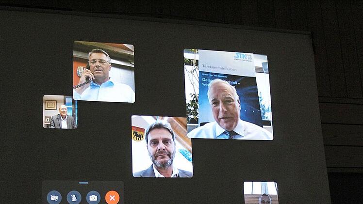 Per Videokonferenz luden die Bürgermeister Michael Karmann, Jochen Hack, Karl-Heinz Wagner (von links) Stadtnetz-Geschäftsführer Hans Jürgen Bengel zur Feier nach Pettstadt ein.  Foto: Werner Baier