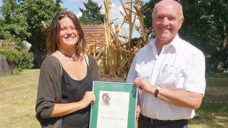 Der diesjährige Philipp-Mendler-Preis des Landkreises Rhön-Grabfeld ging  an die Schwedin Ebba-Astrid Radke und wurde von Landrat Thomas Habermann  übergeben. Foto: Marion Eckert