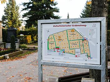 Der kulturhistorische Grabmalweg führt zu 72 Personen der Bamberger Stadtgeschichte. Dass dazu auch überzeugte Nationalsozialisten wie der frühere Oberbürgermeister Lorenz Zahneisen gehören, wird von einigen Friedhofsbesuchern kritisch gesehen. Fotos: Matthias Hoch