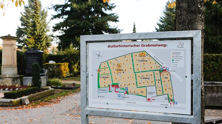 Der kulturhistorische Grabmalweg führt zu 72 Personen der Bamberger Stadtgeschichte. Dass dazu auch überzeugte Nationalsozialisten wie der frühere Oberbürgermeister Lorenz Zahneisen gehören, wird von einigen Friedhofsbesuchern kritisch gesehen. Fotos: Matthias Hoch