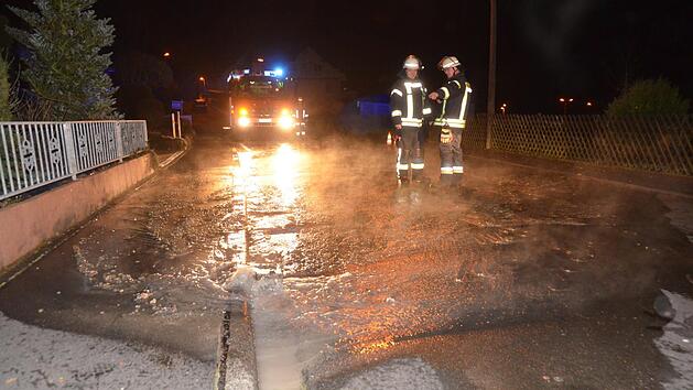 Ein Wasserrohrbruch bei f&uuml;nf Grad Minus besch&auml;ftigte die Feuerwehr im Garitzer Karl-Straub-Weg. Foto: Peter Rauch