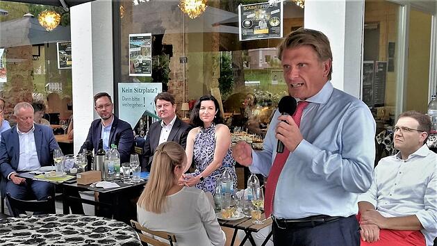 Dem Vortrag des Parlamentarischen Staatssekret&auml;rs Thomas Barei&szlig; (46, CDU) h&ouml;rten(von links) Landrat Thomas Bold, Apotheker Christian Machon (Listenkandidat Rh&ouml;n-Grabfeld), Landtagsabgeordneter Sandro Kirchner, Staatsministerin Dorothee B&auml;r und CSU-Ortsvorsitzender Steffen H&ouml;rtler (alle CSU) zu.