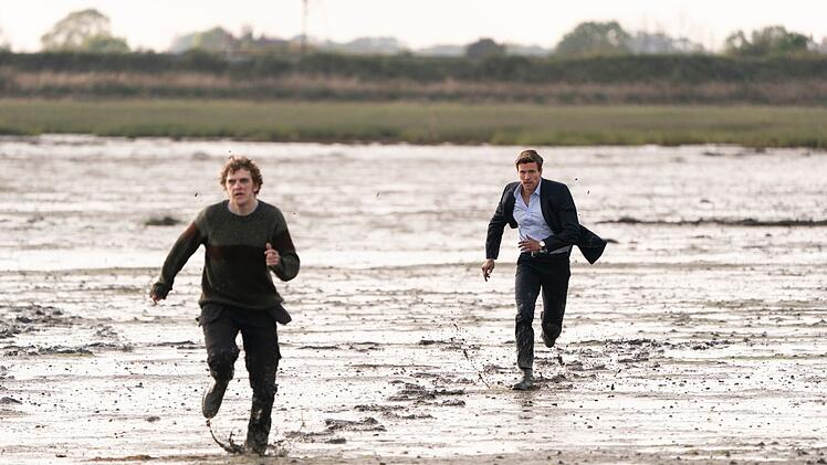 Nicht immer ist das Tragen eines Anzugs von Vorteil, das muss auch Inspector Lynley (Leo Suter, rechts) bei der Verfolgung des verd&auml;chtigen Angus Cooper (Paul Chandler) feststellen.